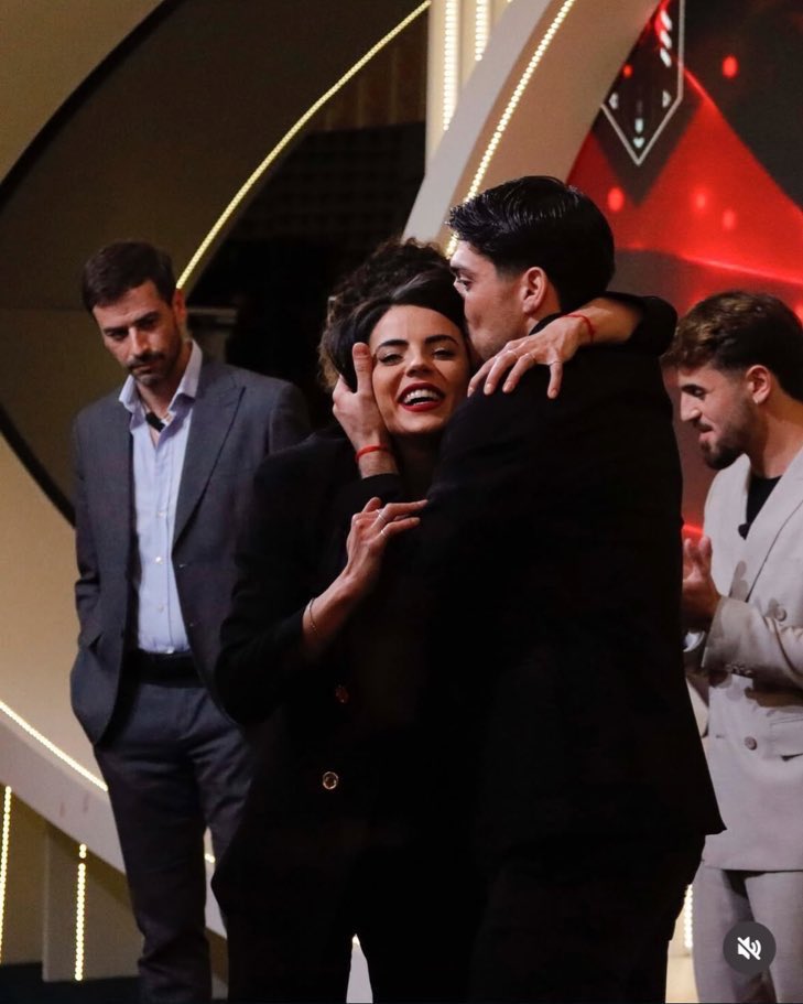 15 luglio, ore 00:23 e io sto ancora messa così, non mi capacito di come sia potuto finire tutto questo, non può essere stata un’allucinazione collettiva 
AIUTATM
#shailenzo