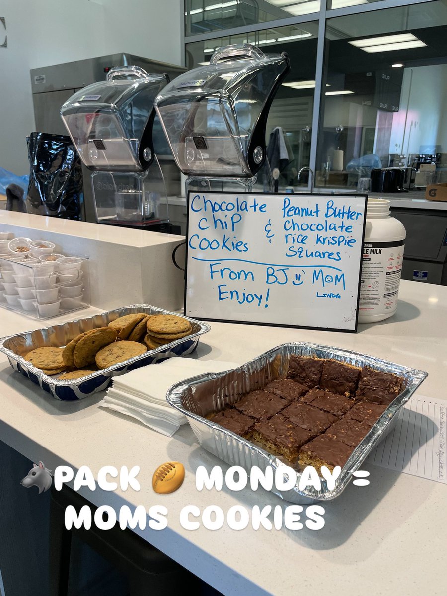 BJ_Robrtsn's tweet image. Fueling Station Bonus Monday! Mom’s cookies starting the week out right! 0 Calories because they were made with love 💙🐺🩶🏈