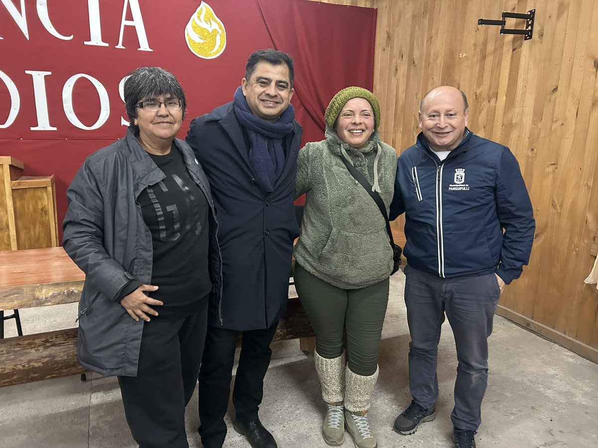 En Neltume, el Delegado Jorge Alvial, <a href="/LosRiosBBNN/">Seremi de Bienes Nacionales Los Ríos</a>, <a href="/Minvulosrios/">MINVU LOS RIOS</a>; y el alcalde de Panguipulli, Rodrigo Valdivia, se reunieron con comités de vivienda de la localidad, para presentarles el plan de trabajo diseñado para  traspasar los terrenos para construir sus viviendas. 🏠