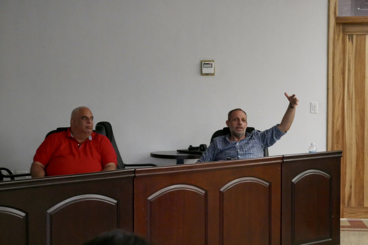 El alcalde <a href="/RonMcnabIB/">Ron McNab</a> lidera la revisión del Plan del Parque Marino para conservar la naturaleza y fomentar el desarrollo turístico y sostenible. #RoatánAvanza