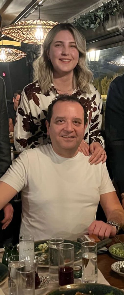 Buse Kongre sahibi Murat Nuhut sevgilim Ezgi Özçelik ile dost hayatı yaşayan, meyhanelerde  alkol masalarında cilveleşen EVLİ ve 3 çocuk babası bir sapıktır. Karısını aldatan ve kızı yaşındaki Ezgi Özçelik’le utanmadan aynı evde yaşayan 55 yaşında bir patrondur.