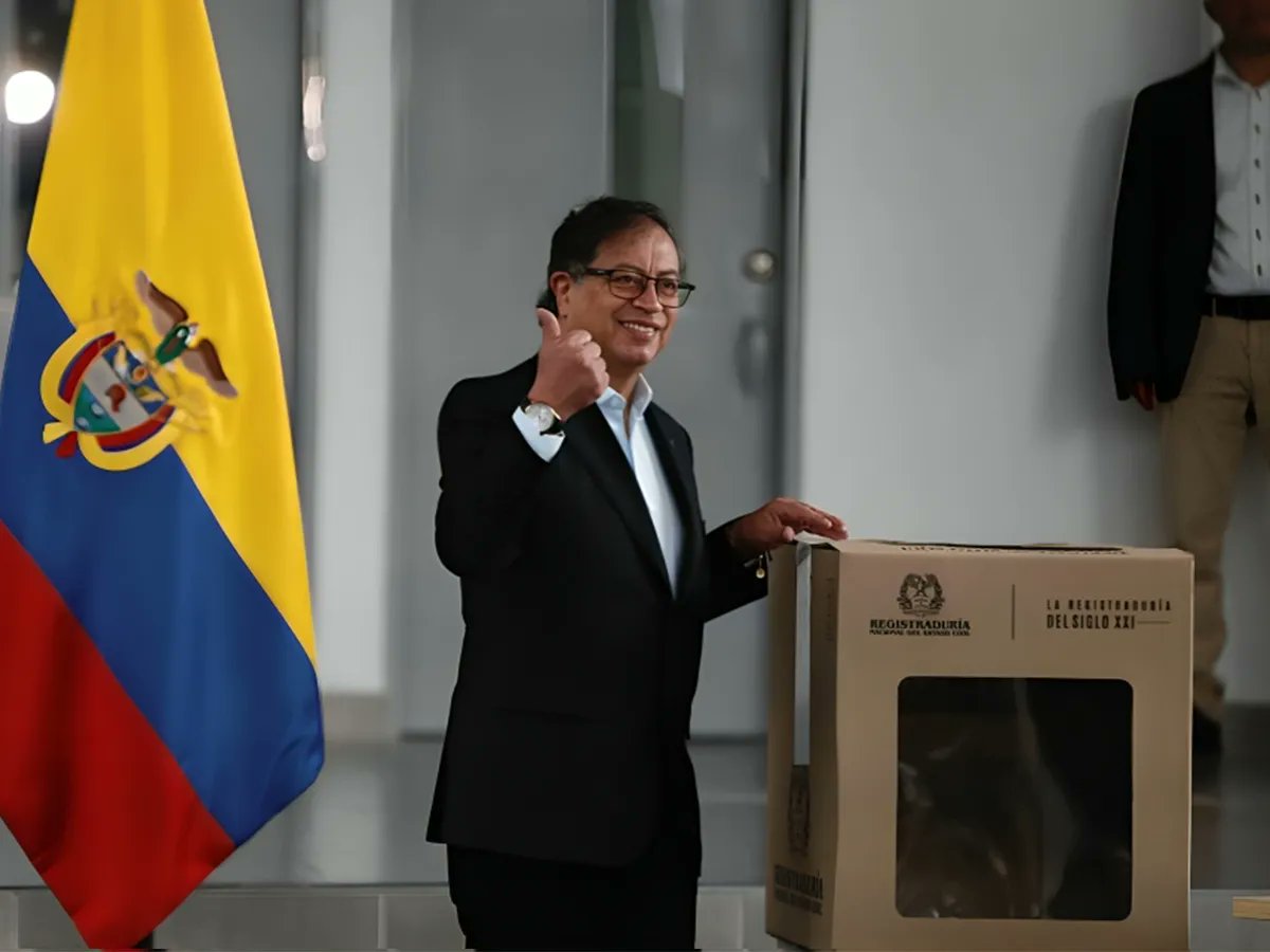 lasillavacia's tweet photo. 🗳️"Desconfío de la transparencia de las elecciones del 2026", escribió @petrogustavo.

Con este trino, lanzó un manto de duda sobre el procedimiento mínimo de cualquier democracia liberal. 

Detrás, hay una dura táctica de presión política para rematar su gobierno.

Va hilo🧵 https://t.co/80lNsptWl0