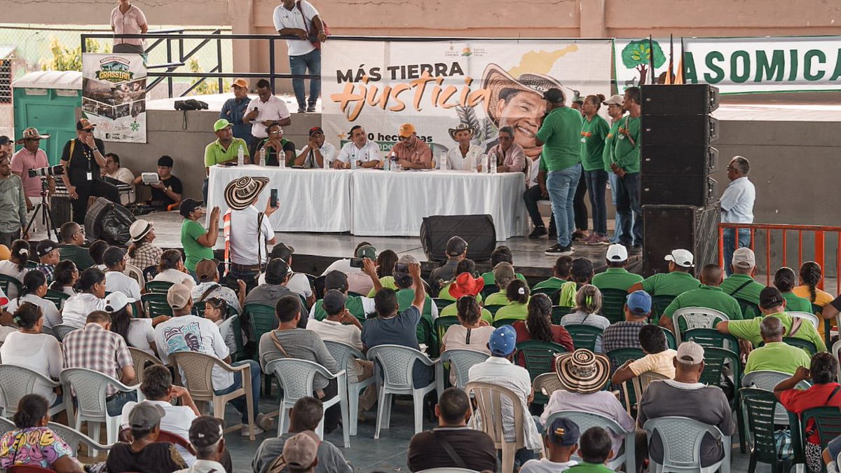 Valeria Cardona (@vcardonatelesur) on Twitter photo En imágenes 📸
La finca Cachenche en Turbana 📍—que perteneció a Pablo Escobar— ya es propiedad de campesinos.
🌱 La <a href="/AgenciaTierras/">Agencia Nacional de Tierras</a> entregó esta y otros 12 predios, sumando casi 2.000 hectáreas, a 119 familias del departamento de Bolívar. En imágenes 📸
La finca Cachenche en Turbana 📍—que perteneció a Pablo Escobar— ya es propiedad de campesinos.
🌱 La <a href="/AgenciaTierras/">Agencia Nacional de Tierras</a> entregó esta y otros 12 predios, sumando casi 2.000 hectáreas, a 119 familias del departamento de Bolívar.