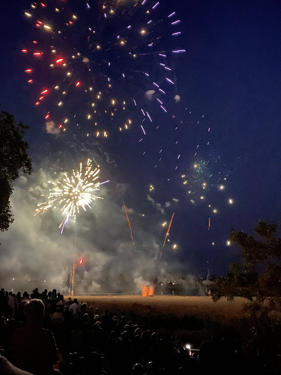 MemorialBunkers's tweet photo. Cette année pour clôturer les festivités du #14juillet nous étions présents à la @villepontsdece ! 

#Angers #CultureAngers #FeuArtifice @angersinfo https://t.co/y4iQSjz6uk