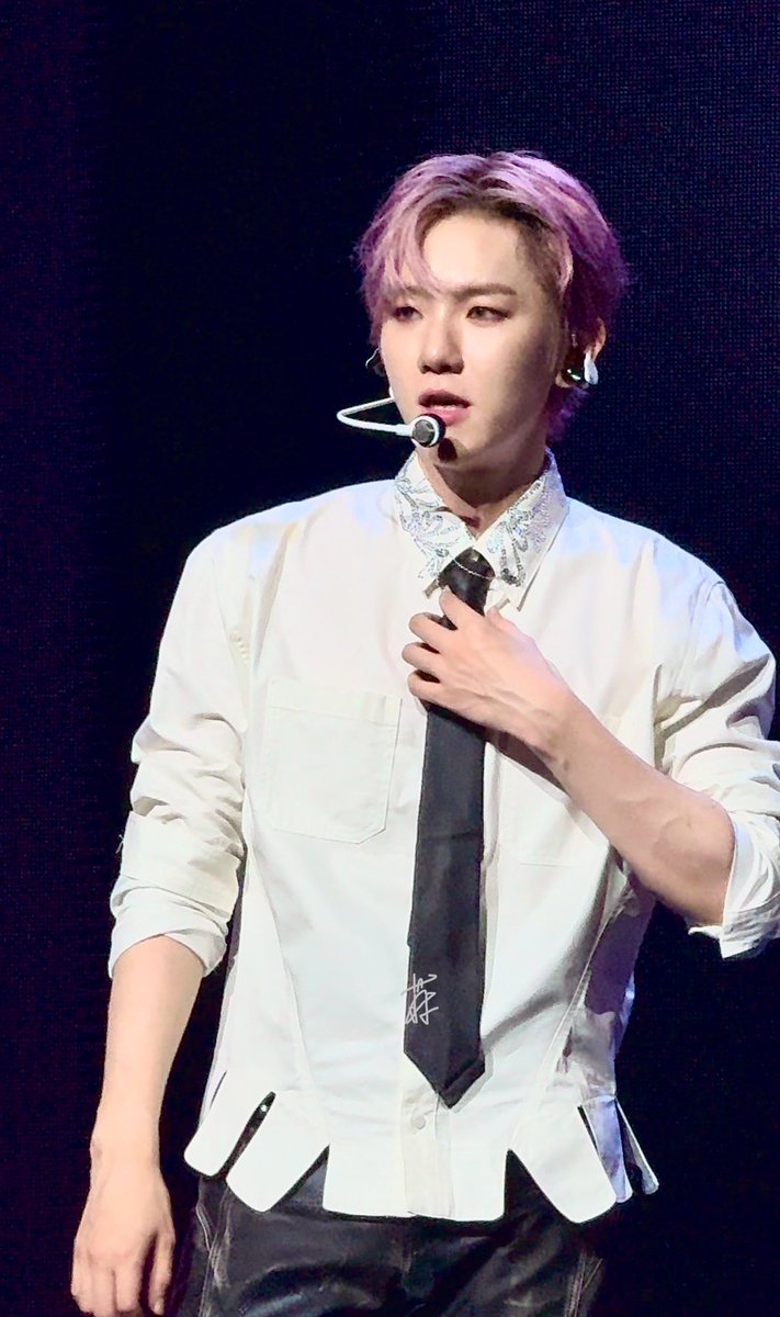 baekiii7's tweet photo. 130725 in Berlin 边伯贤你有这样的生图美貌进入德国！！❤️

#백현 #BAEKHYUN #Reverie #ReverieTour #ReverieBERLIN
@B_hundred_Hyun @BAEKHYUN_INB100 https://t.co/UndbvjnCmQ