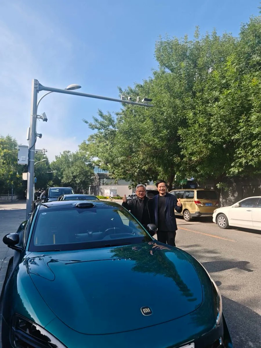 🔥Jensen Huang Visits China for the 3rd Time in 2025, Shares Friendly Photo with Lei Jun

NVIDIA CEO Jensen Huang has made his third visit to China this year, arriving in Beijing last weekend to attend the 3rd China Chain Expo. This frequency puts him on par with Apple’s Tim Cook