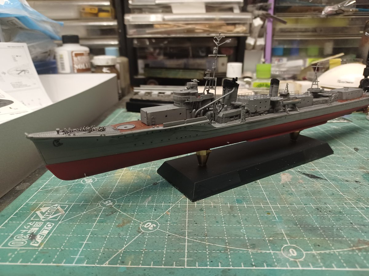 cO8FCBSUSTv1Z2's tweet image. 1/350 タミヤ雪風 復員船仕様の製作です✨
塗装作業をしていきます✨
艦底はダルレッド、上部は呉艦船色を塗装してます。
後は細かなパーツを塗装してデカール(これが問題)?手書き?をすれば完成ですかね。
今回はエッチングはあまり使わずサクッと製作しております