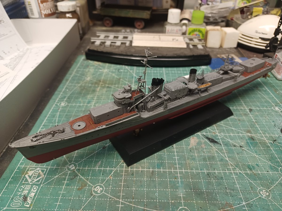 cO8FCBSUSTv1Z2's tweet image. 1/350 タミヤ雪風 復員船仕様の製作です✨
塗装作業をしていきます✨
艦底はダルレッド、上部は呉艦船色を塗装してます。
後は細かなパーツを塗装してデカール(これが問題)?手書き?をすれば完成ですかね。
今回はエッチングはあまり使わずサクッと製作しております
