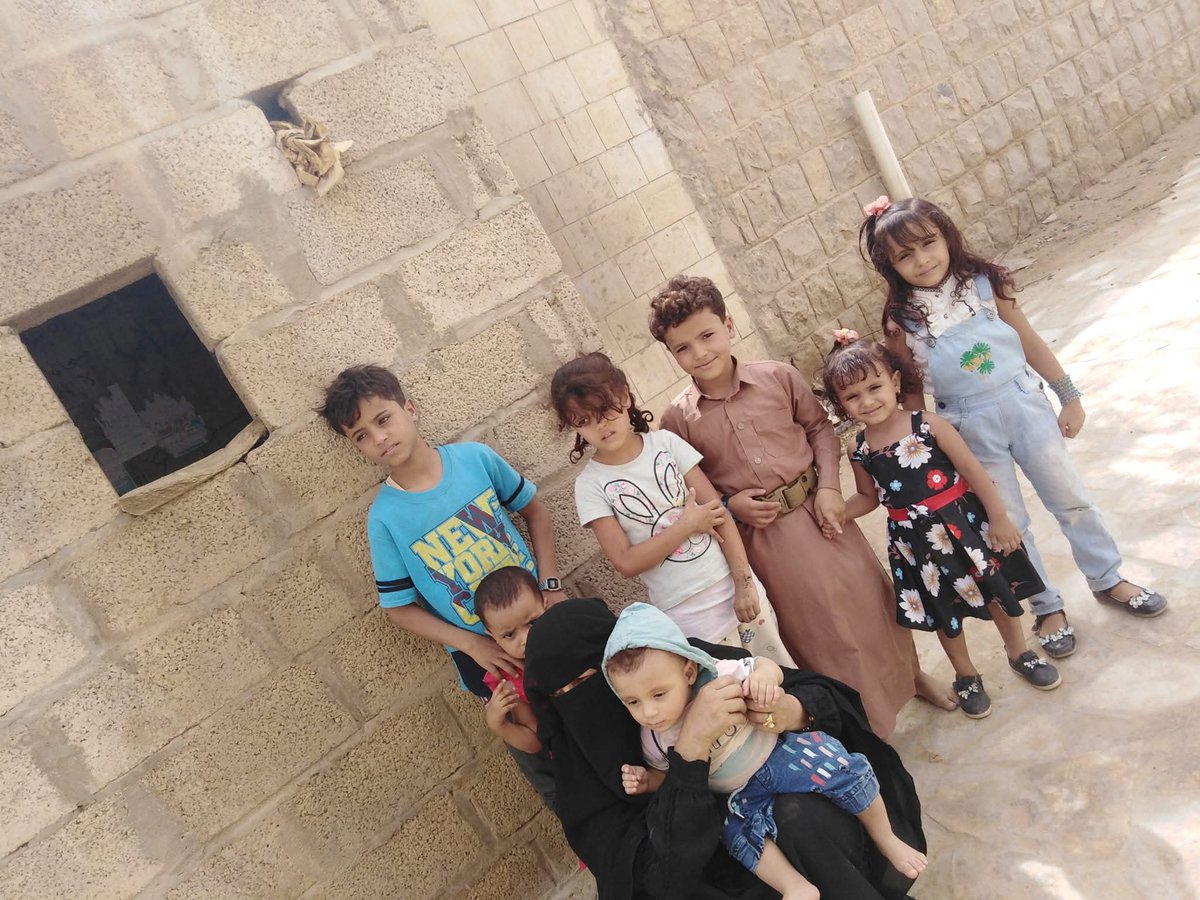 قسما لو هذه الصورة في بلد غير اليمن لخرج الشعب باكملة يطالب بالافراج عن أبو هؤلاء الاطفال خصوصا أنه لم تثبت عليه أي تهمة كلها اغراضيات..
"افرجوا عن المختطف مانع سليمان ياسلطات مأرب أن كان فيكم نخوة وانسانية وعندكم قانون"
(في الصورة أطفال المختطف ووالدته بعد منعهم من زيارة والدهم)