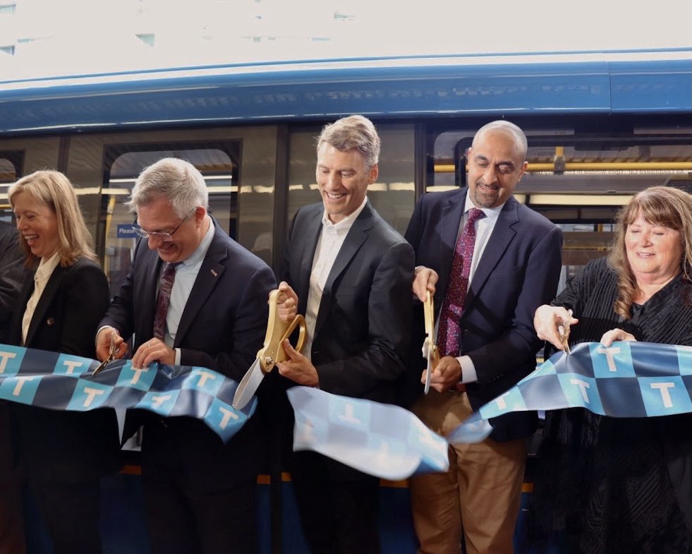 gregorrobertson's tweet image. Les premières rames SkyTrains Mark V sont maintenant en service sur la ligne Expo. Ces nouveaux trains, construits au Canada et conçus pour répondre aux besoins croissants de la région métropolitaine de Vancouver, offrent plus d'espace, une plus grande accessibilité et un voyage…