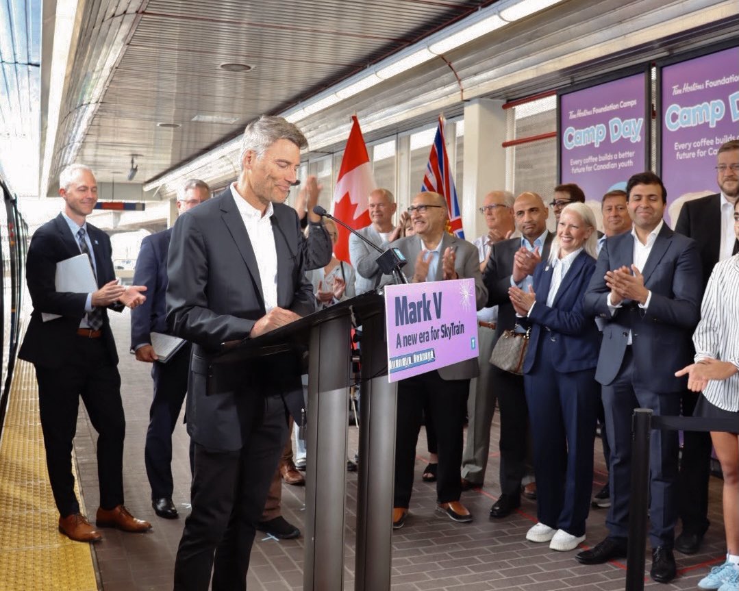 gregorrobertson's tweet image. Les premières rames SkyTrains Mark V sont maintenant en service sur la ligne Expo. Ces nouveaux trains, construits au Canada et conçus pour répondre aux besoins croissants de la région métropolitaine de Vancouver, offrent plus d'espace, une plus grande accessibilité et un voyage…