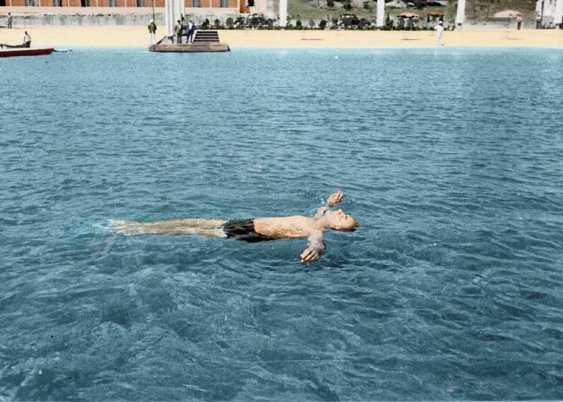 Selanikli bir yetim, kurduğu yurdun denizinden gökyüzüne bakıyor.. 🇹🇷