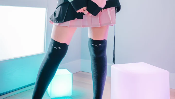 I found a few more pairs of the black socks floating around in my storage, so they're available again (for now)!