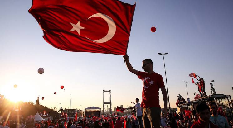 BUGÜN AZİZ MİLLETİMİZİN, 15 TEMMUZ DARBECİLERİNE KARŞI ŞANLI ZAFERİNİN YIL DÖNÜMÜ

15 Temmuz 2016 FETÖ darbe kalkışmasına karşı Millet Zaferi’nin 9. yılını geride bırakıyoruz.

1-Çok partili siyasal hayat sürecimiz, hemen hemen her on yılda bir, maalesef, darbe veya darbe