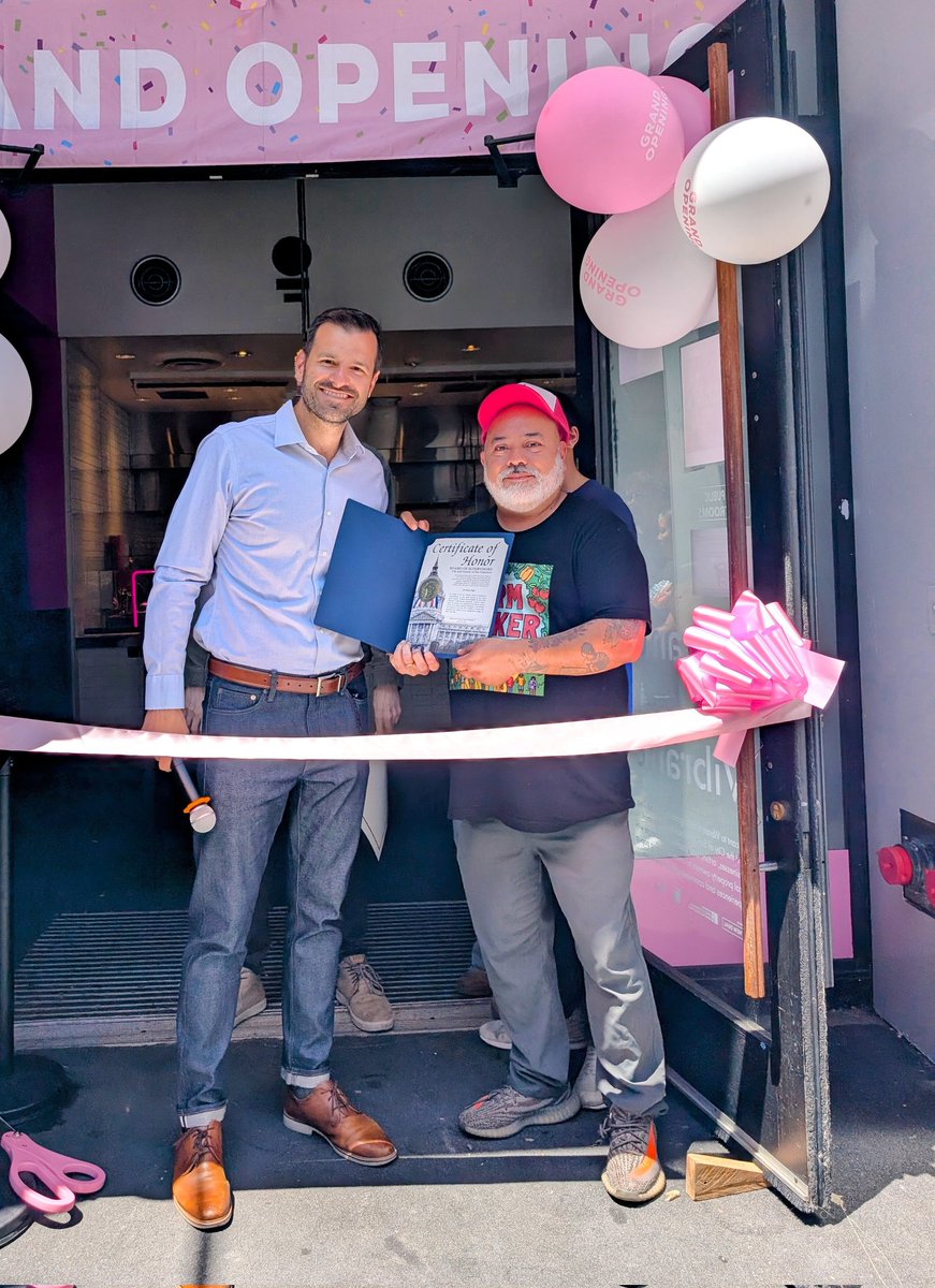 DannySauter's tweet image. Al Pastor Papi is officially open in Union Square! 🌮🍍

Go by ASAP for delicious tacos ‼️

Thanks to Vacant to Vibrant and @SFNewDeal for your hard work to make this opening possible.