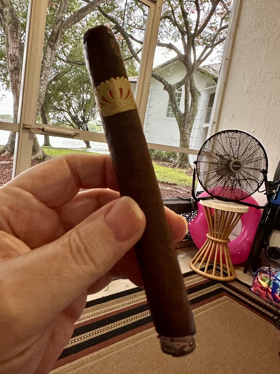 Stogie Chas is smoking Sobremesa Solita Red. Rated with thumbs up! dojoverse.com/news-feed/p/69…