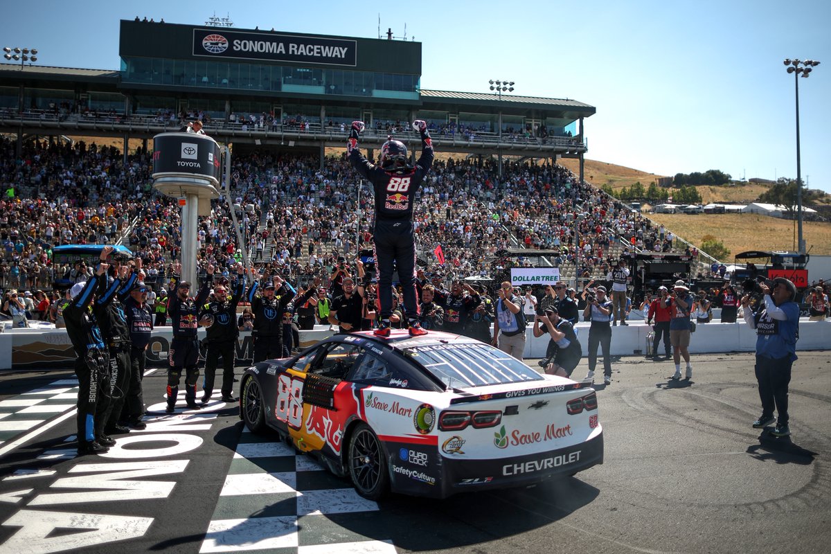NASCARMexico_'s tweet image. 🏆 ¡@shanevg97 sigue imparable! Tercera victoria de la temporada en Sonoma Raceway y el equipo #88 apunta alto rumbo a la postemporada. 🏁🚗🇳🇿
📸 Getty Images
#NASCARMexico #NASCARMexicoCity