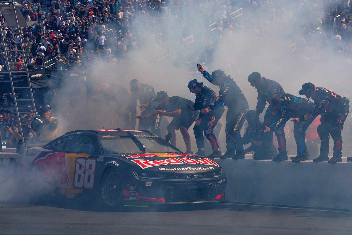 NASCARMexico_'s tweet image. 🏆 ¡@shanevg97 sigue imparable! Tercera victoria de la temporada en Sonoma Raceway y el equipo #88 apunta alto rumbo a la postemporada. 🏁🚗🇳🇿
📸 Getty Images
#NASCARMexico #NASCARMexicoCity