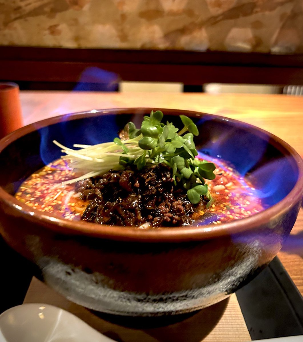 KOTAPAPA921's tweet image. 『招来川菜館』燃えながら登場する“燃湯麺”と漢字で表す🔥
【ランタン麺】数々の素材が 絡み合う味わいは 日本の◯◯系ラーメンと呼べる全てのカテゴリーには当てはまらない四川料理の奥深さを感じます!
塩味 辛味 シビレ 木の実類の香ばしさ全てが纏まった 他店では味わえない 滋味に包まれました♡