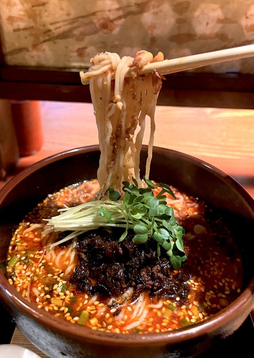 KOTAPAPA921's tweet image. 『招来川菜館』燃えながら登場する“燃湯麺”と漢字で表す🔥
【ランタン麺】数々の素材が 絡み合う味わいは 日本の◯◯系ラーメンと呼べる全てのカテゴリーには当てはまらない四川料理の奥深さを感じます!
塩味 辛味 シビレ 木の実類の香ばしさ全てが纏まった 他店では味わえない 滋味に包まれました♡