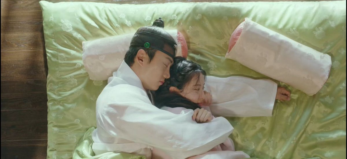 sasajktuita's tweet photo. #TheFirstNightWithTheDukeEp7 eles dormindo juntos depois de passar a noite juntos, esse casal tem uma química, mas tanta química que criaram a tabela periódica https://t.co/NGR7wybX5l