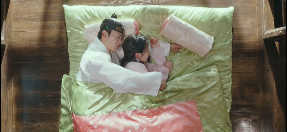 sasajktuita's tweet photo. #TheFirstNightWithTheDukeEp7 eles dormindo juntos depois de passar a noite juntos, esse casal tem uma química, mas tanta química que criaram a tabela periódica https://t.co/NGR7wybX5l