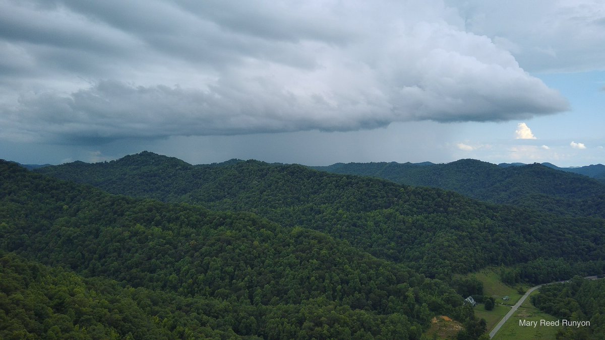 MaryReedRunyon1's tweet image. Storm south of me. Hatfield KY @WYMT @brobwx @WSAZBrandon @SpencerWeather @cjwxguy56 @Kentuckyweather @jloganwxguy @JimWKYT #kywx #sekywx #ekywx