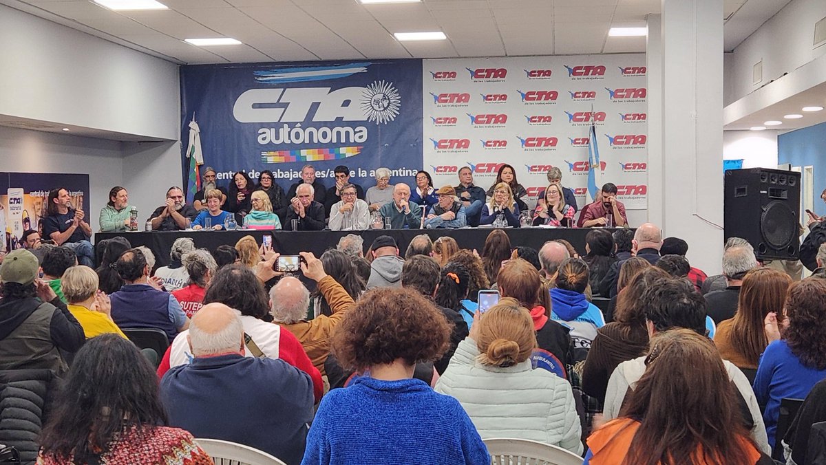 EdgardoDepetri's tweet image. Nos reunimos en el plenario conjunto de las dos CTA para organizar la resistencia de los trabajadores al brutal ajuste de Milei y plantear 10 políticas públicas urgentes para reconstruir la Argentina.