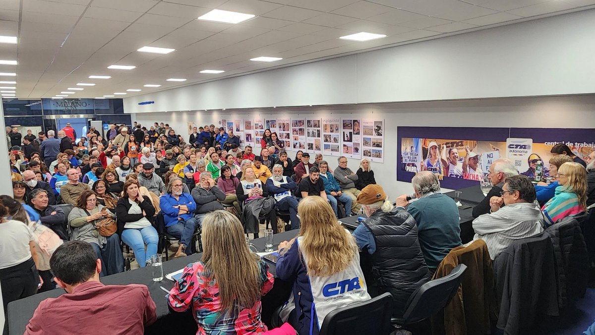 EdgardoDepetri's tweet image. Nos reunimos en el plenario conjunto de las dos CTA para organizar la resistencia de los trabajadores al brutal ajuste de Milei y plantear 10 políticas públicas urgentes para reconstruir la Argentina.
