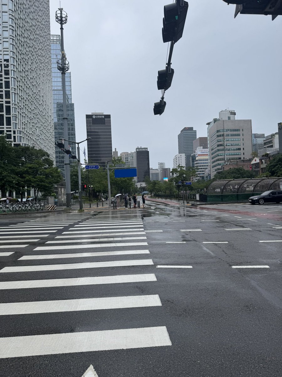 EricMPerez_'s tweet image. Back to the grind in Korea (pls god make it stop raining)