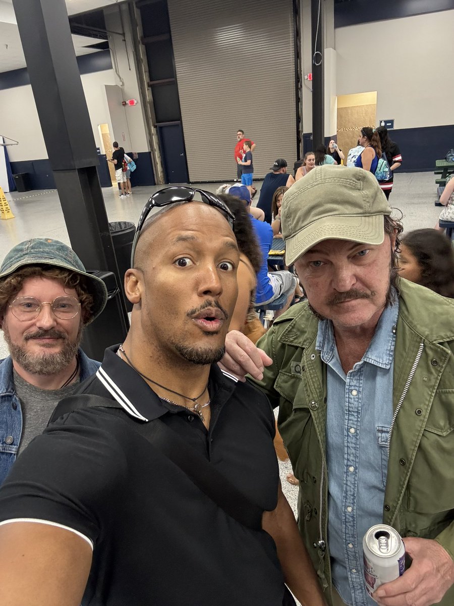 ByronSaxton's tweet image. One of my favorite events of the year.
Thank you @Shark_Con for having me and for helping to present @Dr_Yannis
with the 2025 SharkCon Championship!
Such an educational and highly entertaining experience every year.