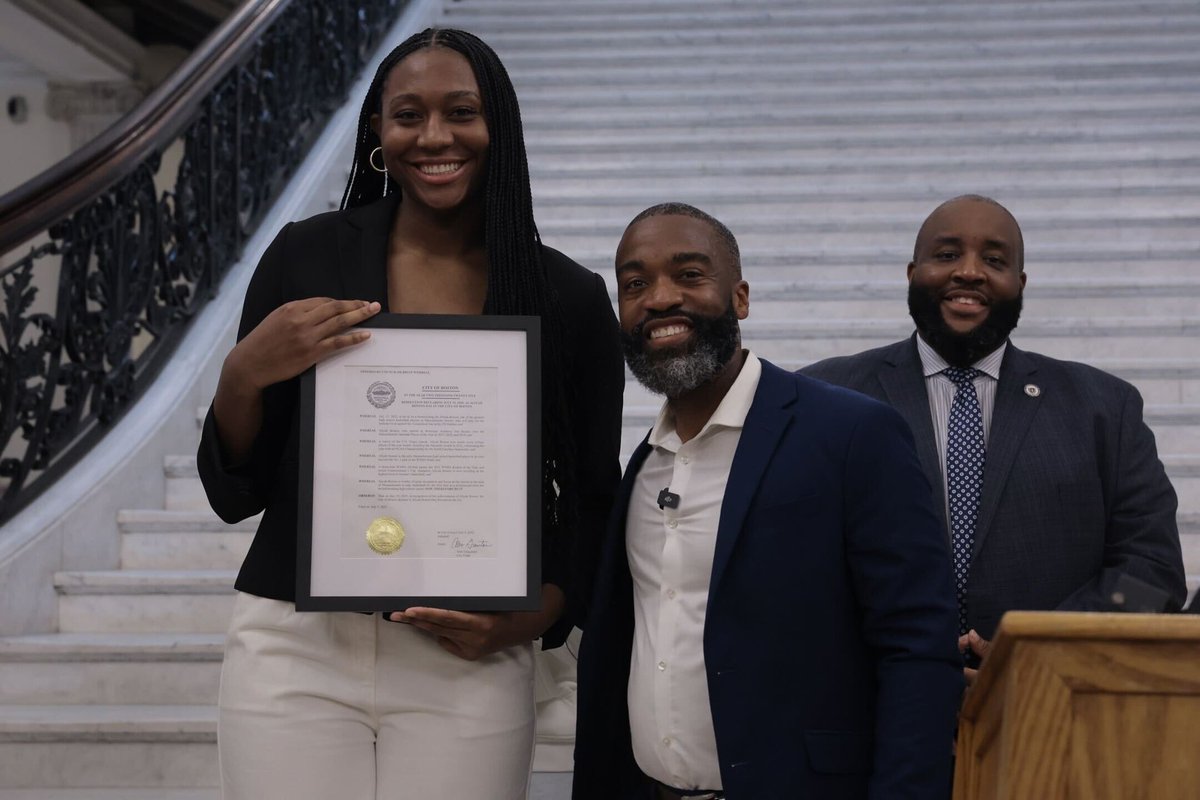 VoteWorrell's tweet image. We declared today Aliyah Boston Day in Boston ahead of the big game! 🏀
From the U.S. Virgin Islands to TD Garden, Aliyah’s a leader on and off the court—and Boston + WNBA just makes sense.
Let’s bring that basketball camp here next! 💪 #WNBA