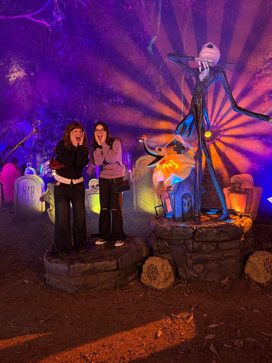 mimic4ke's tweet image. eu e melma fazendo essa pose p todas as fotos possiveis
