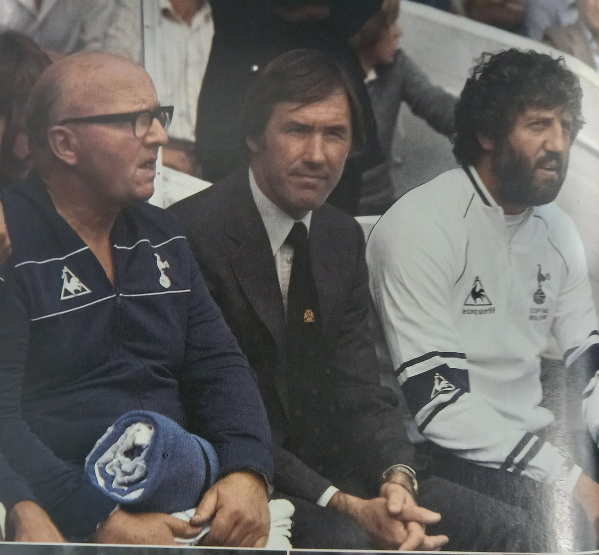 historyofTHFC's tweet image. Either side of the general is Johnny Wallis (left) and Mike Varney.
Wallis gave over 50 years service to the club whilst Mike Varney was club physio for more than a decade.