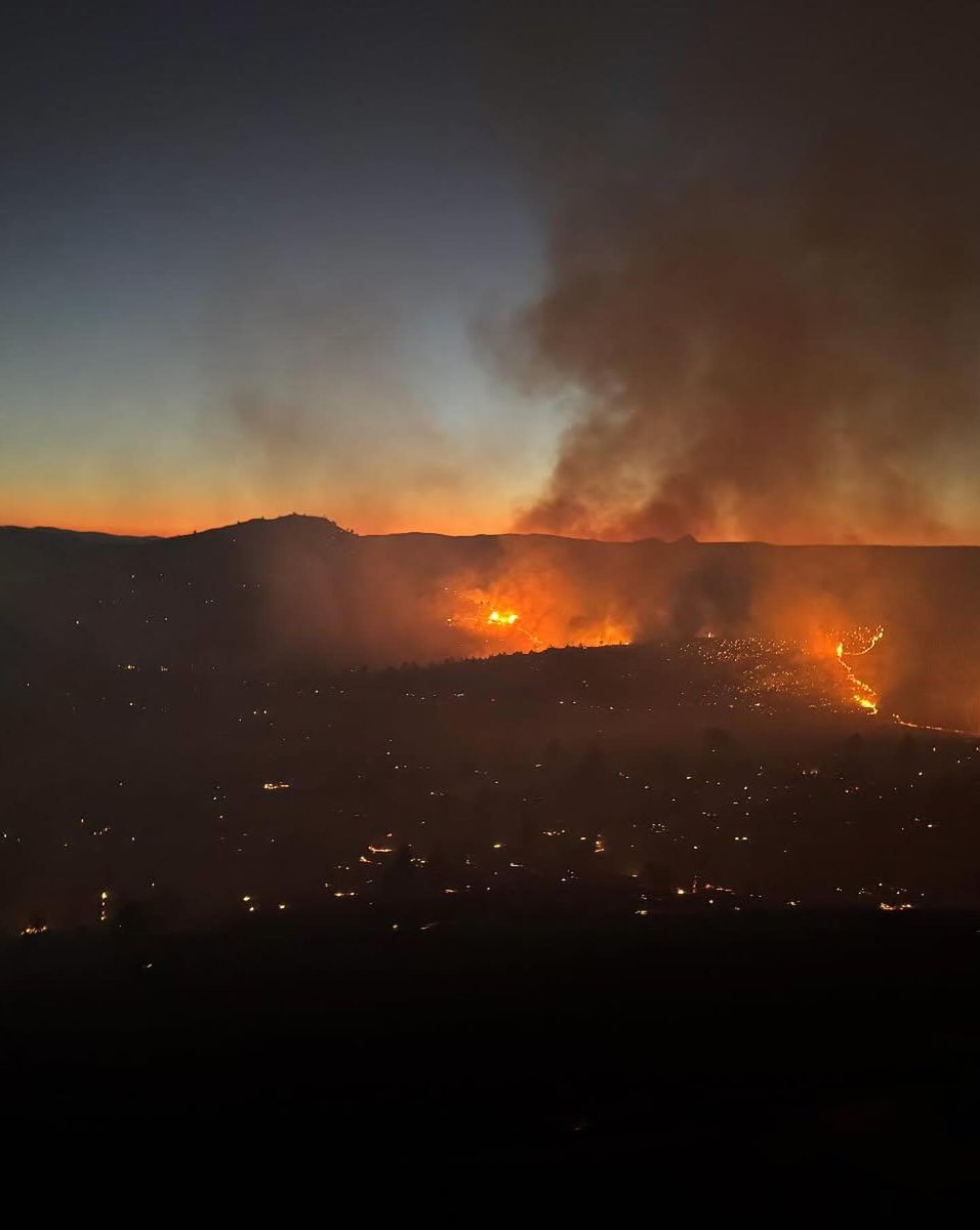 OSFM's tweet photo. HAPPENING NOW: We are mobilizing our Green Incident Management Team and four task forces to the Cram Fire in Jefferson and Wasco counties.
This fast-moving fire has grown to an estimated 10,000 acres.
#Wildfire #Oregon #Conflagration
(1/2) https://t.co/ljZ1WH3AWZ