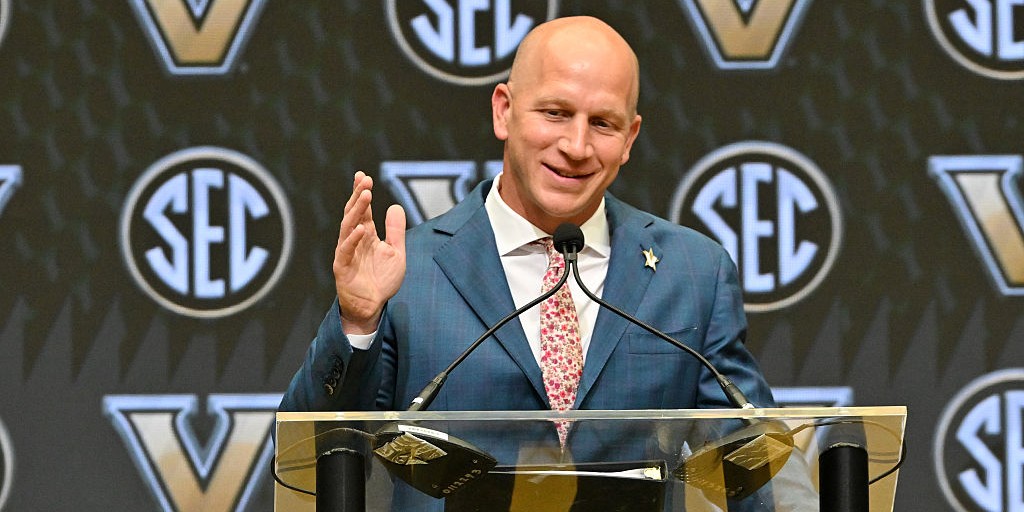 rwweinstein's tweet image. Vanderbilt coach Clark Lea was in a reflective mood today in Atlanta at SEC Media Days. Top quotes here from his time at the podium, when he touched on his development as a coach, if Vandy asks Diego Pavia to protect himself physically, and much more:
247sports.com/college/vander…