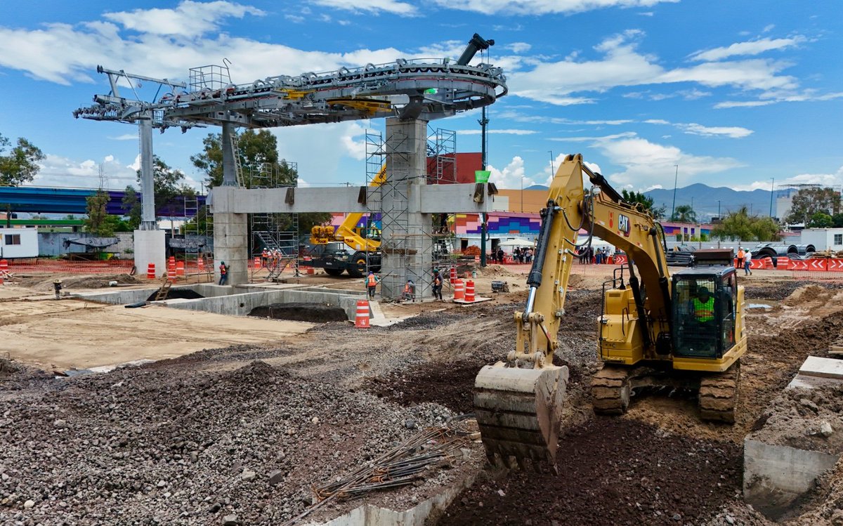 En compañía de Gladyz Butanda, secretaria de Desarrollo Urbano y Movilidad, supervisamos los trabajos de instalación del sistema electromecánico, el corazón que moverá las cabinas, de la estación número uno del Teleférico de Morelia. Muy pronto estará listo y llevará a nuestra