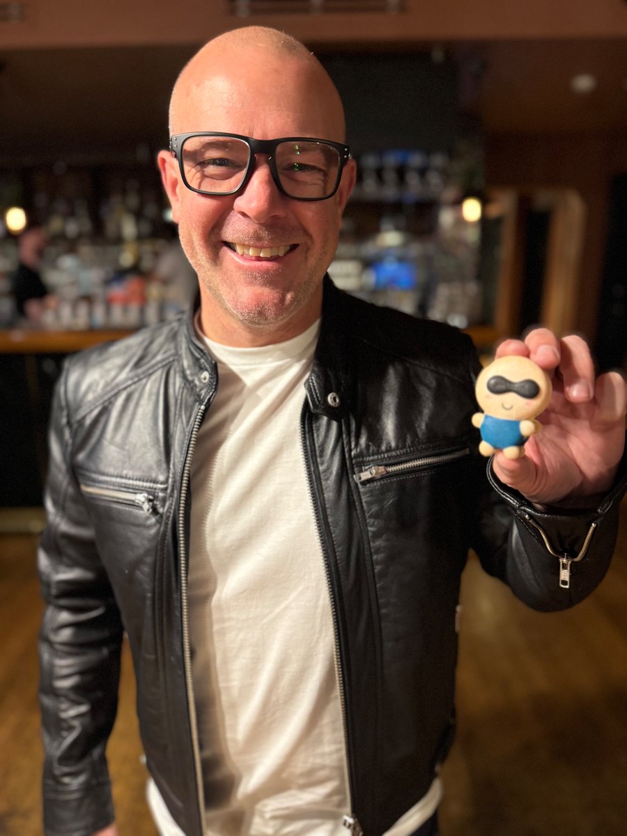 oliverw's tweet image. The amazing Yin got me little “Oli with Apple Vision Pro” macarons for my birthday :-D #SpatialComputing #AppleVisionPro  #visionOS