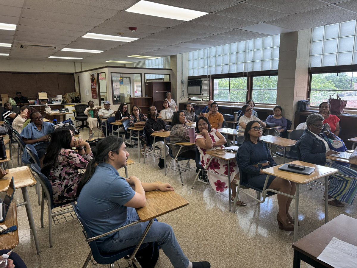 teach2dfuture's tweet image. 🌞HPHS Summer School 2025 🌞
We’re now in the 2nd week of @HighPointHigh Summer School! Our coordinator led a brief staff meeting to ensure we’re all aligned on expectations for our scholars. Teamwork makes the dream work! Way to go Team #HPUnited! 💛💙🦅@pgcps
