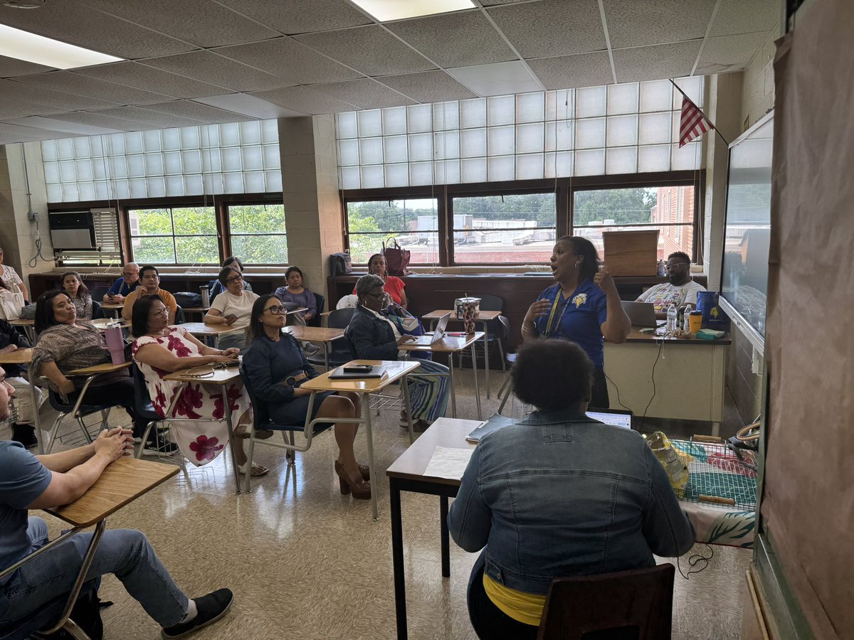 teach2dfuture's tweet image. 🌞HPHS Summer School 2025 🌞
We’re now in the 2nd week of @HighPointHigh Summer School! Our coordinator led a brief staff meeting to ensure we’re all aligned on expectations for our scholars. Teamwork makes the dream work! Way to go Team #HPUnited! 💛💙🦅@pgcps