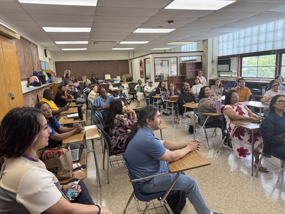 teach2dfuture's tweet image. 🌞HPHS Summer School 2025 🌞
We’re now in the 2nd week of @HighPointHigh Summer School! Our coordinator led a brief staff meeting to ensure we’re all aligned on expectations for our scholars. Teamwork makes the dream work! Way to go Team #HPUnited! 💛💙🦅@pgcps