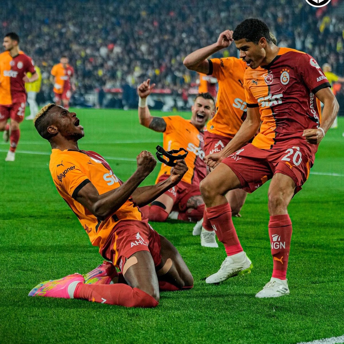 #WeAreWithYouOsimhen KAVUŞACAĞIZ ASLAN 💛❤