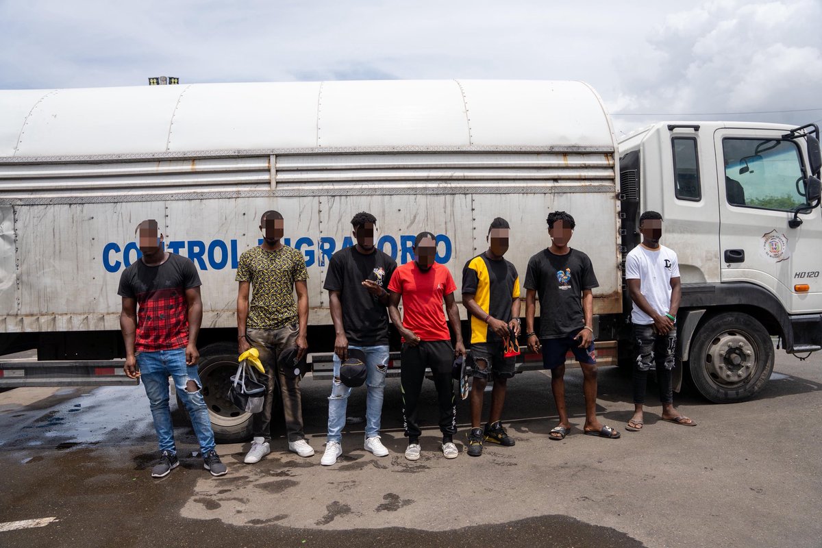 MigracionRDo's tweet image. 📍 Detuvimos 1,339 extranjeros en condición irregular en operativos realizados junto a organismos de seguridad.

➡️ 607 fueron deportados por Dajabón, Elías Piña, Jimaní y Pedernales, bajo un proceso legal y respetuoso.

👉 migracion.gob.do

#DGM 
#MigraciónRD 
#Ley28504