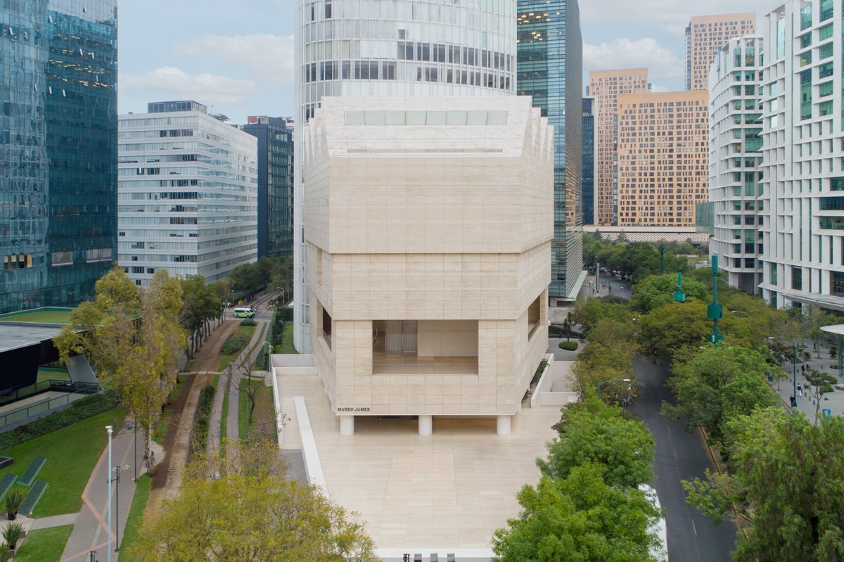 FundacionJumex's tweet photo. La fachada del Museo Jumex, diseñada por el reconocido arquitecto #DavidChipperfield, está recubierta de mármol travertino de Xalapa, Veracruz, creando un aspecto limpio y monolítico. ¡Ven a visitarnos! 
+info: https://t.co/FH6xFDvprv https://t.co/CKV7iu9dXo