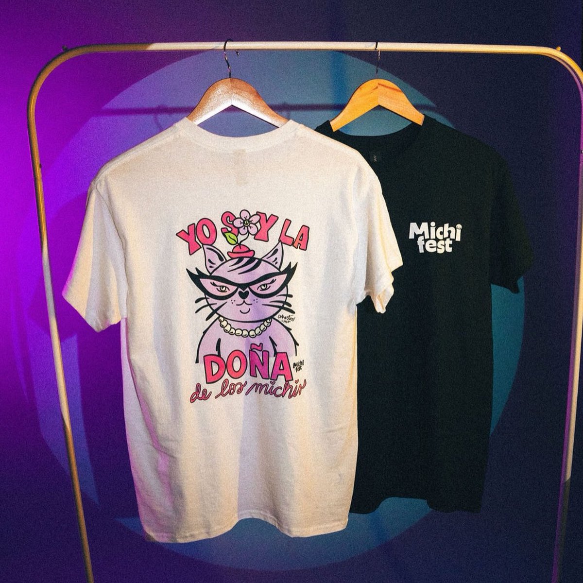 cokastar's tweet image. ADIVINEN BANDAAAAAAA 🤙🏼☺️
Ya está en pre-venta el merch del MICHI-FEST 2025 🥰🤗 diseñado por su servidora! 🤭🤭
Corraaaan a instagram.com/michifestpanama y no se queden sin su tote o su tshirt 🥰😇