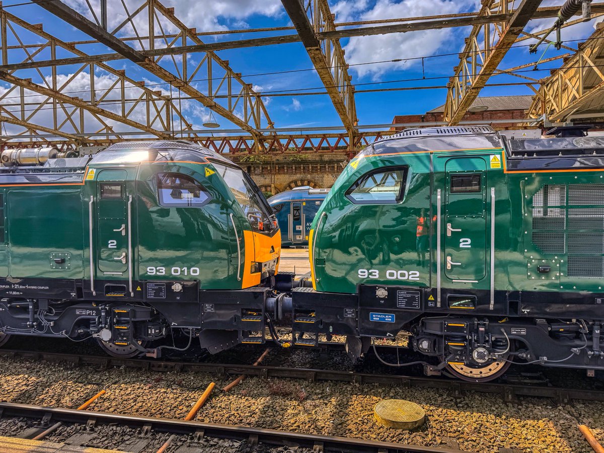 SydneyBridgeTMD's tweet image. 93006 + 93010 + 93002 sit on P8 at Crewe working 0Q42 Worksop Down Yard to Crewe South Yard 14/7/25