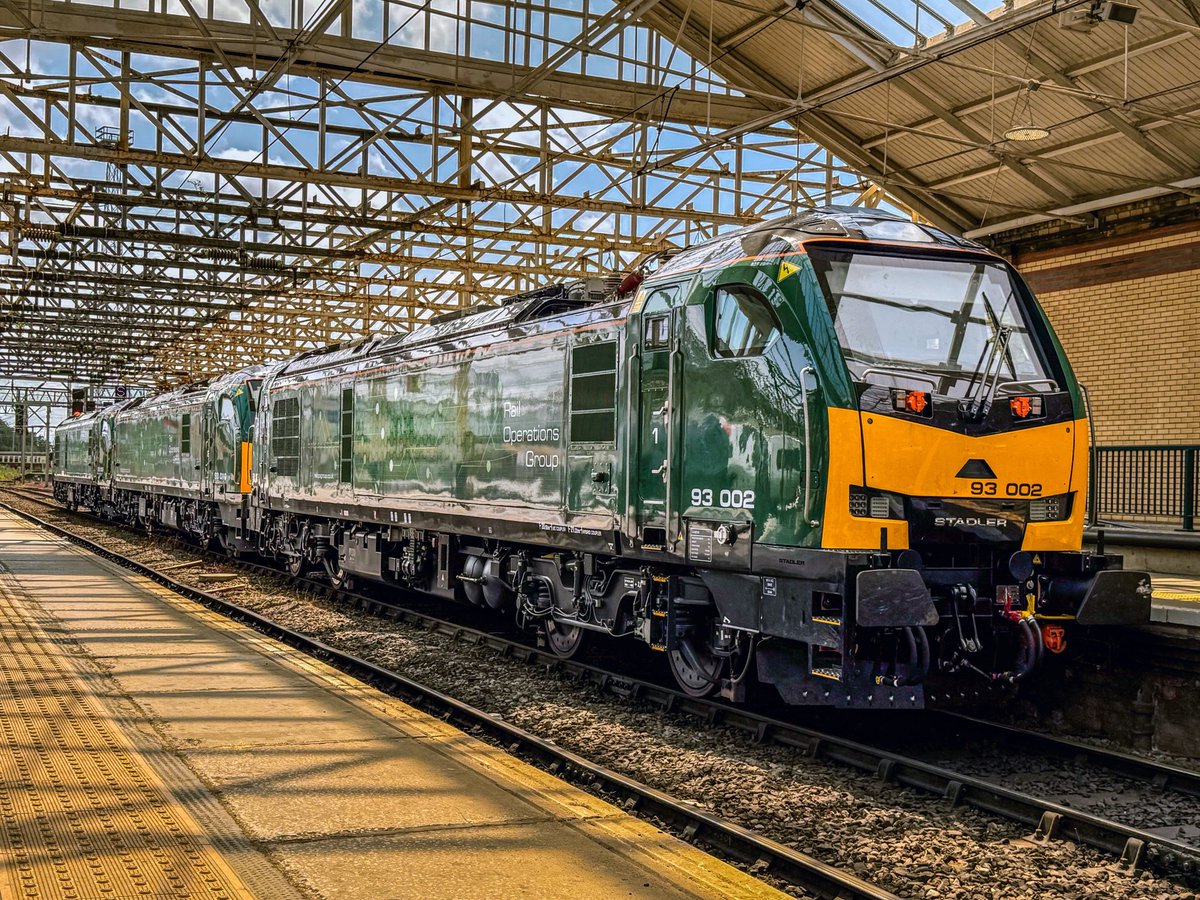 SydneyBridgeTMD's tweet image. 93006 + 93010 + 93002 sit on P8 at Crewe working 0Q42 Worksop Down Yard to Crewe South Yard 14/7/25
