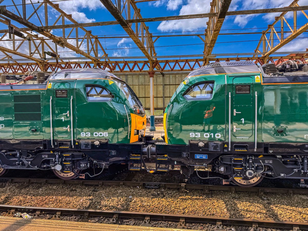 SydneyBridgeTMD's tweet image. 93006 + 93010 + 93002 sit on P8 at Crewe working 0Q42 Worksop Down Yard to Crewe South Yard 14/7/25