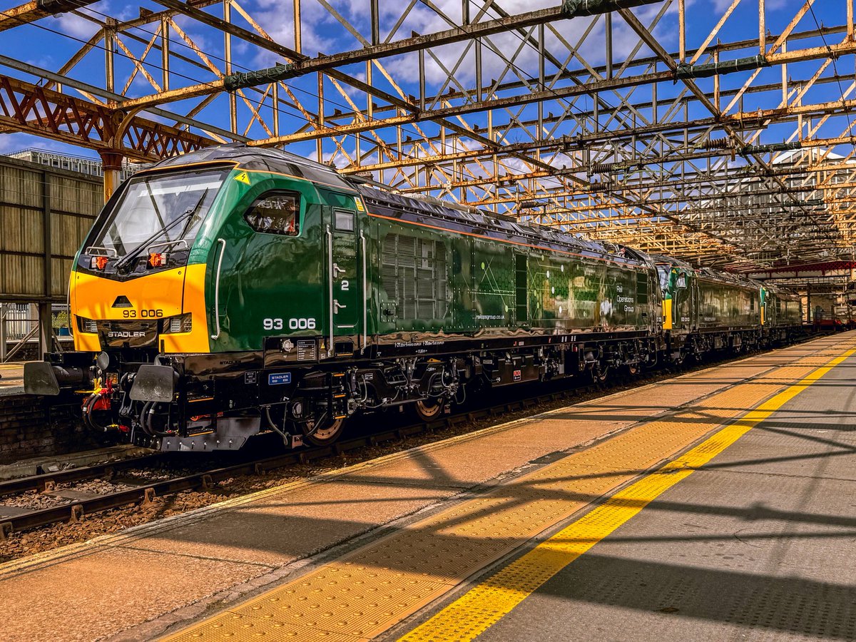 SydneyBridgeTMD's tweet image. 93006 + 93010 + 93002 sit on P8 at Crewe working 0Q42 Worksop Down Yard to Crewe South Yard 14/7/25
