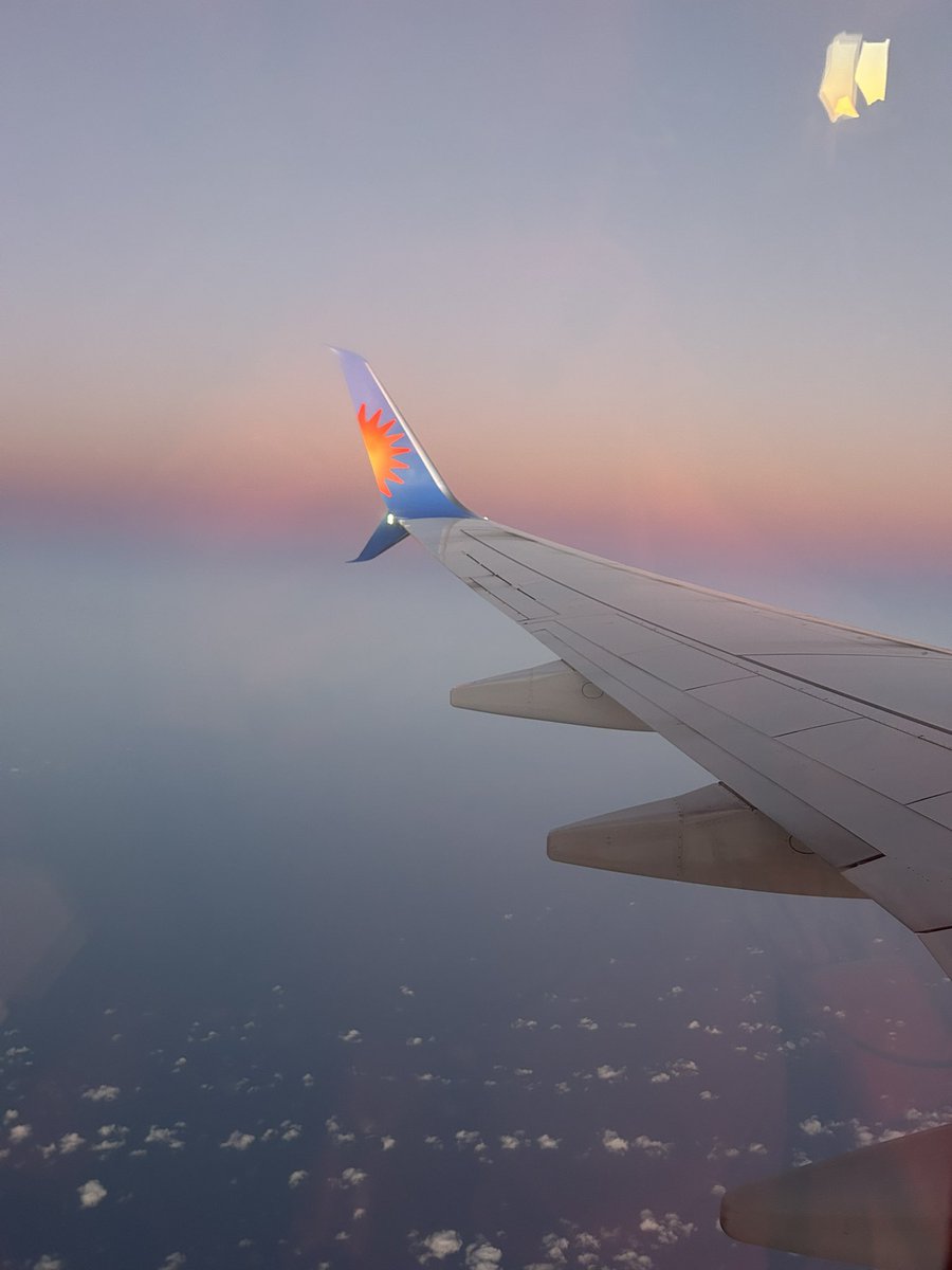 MillyLloyd3's tweet photo. My life in the last week. I’m so grateful 🌅✈️💙🌊🎓 https://t.co/Tsk8PZuBxn